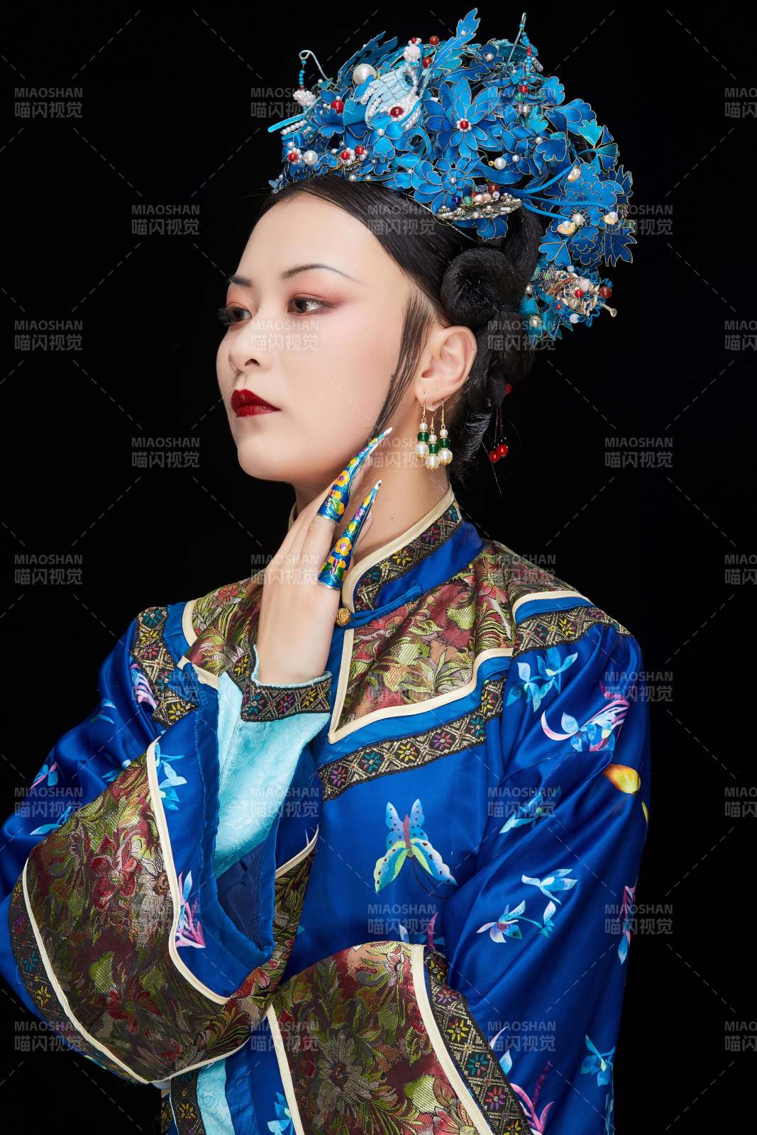 黑色背景下的清代女性古装造型清朝古装图片