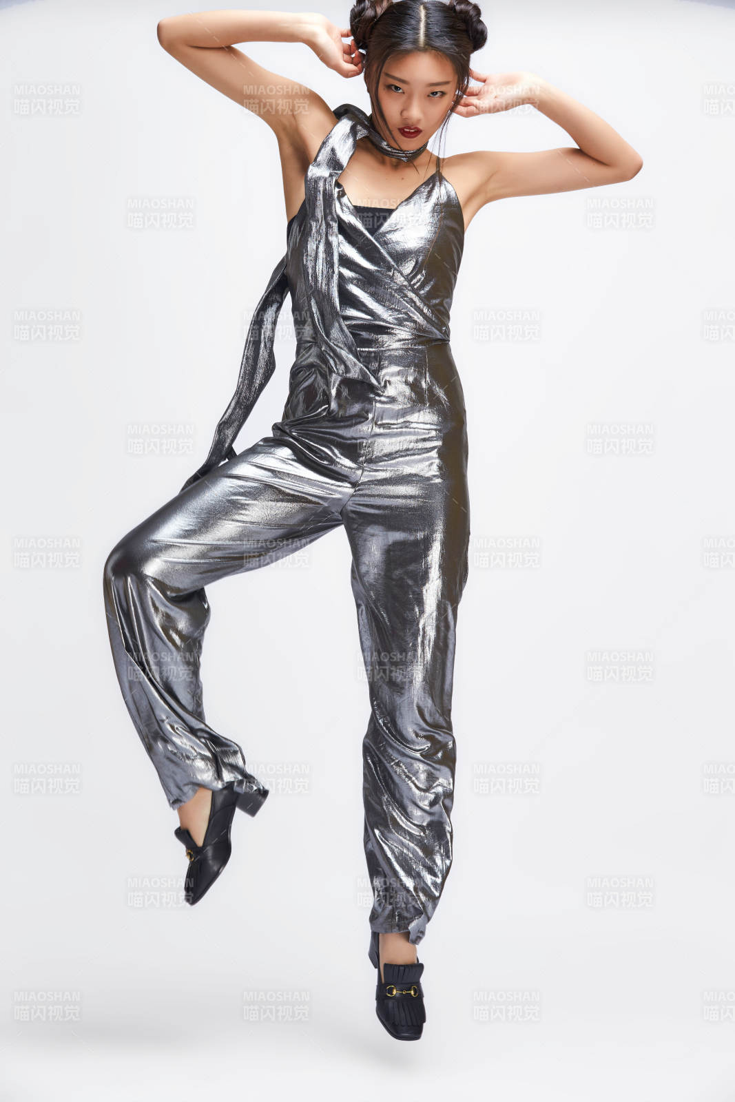 白色背景前的亚洲女性舞者图片