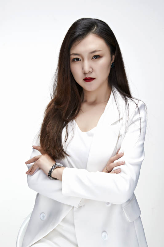 影棚拍摄白色背景亚洲年轻女性商务人像图片