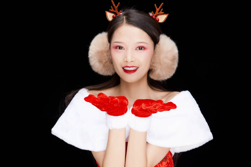 身穿圣诞服饰手提购物袋性感可爱的圣诞女郎图片