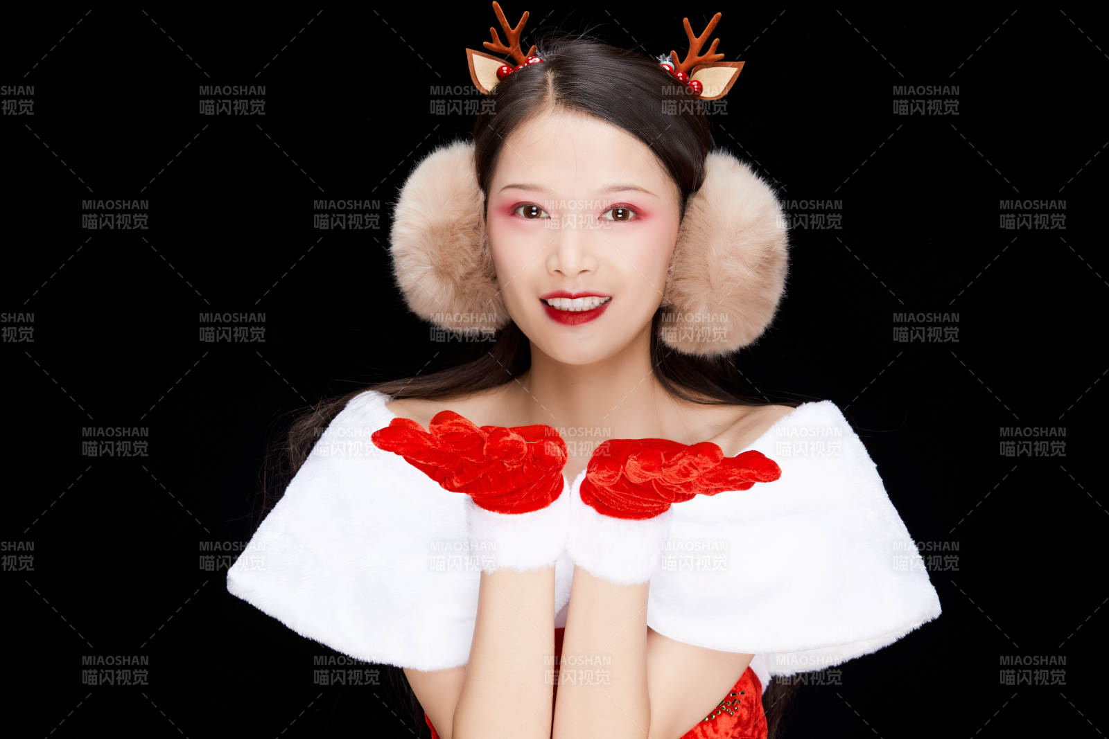 身穿圣诞服饰手提购物袋性感可爱的圣诞女郎图片