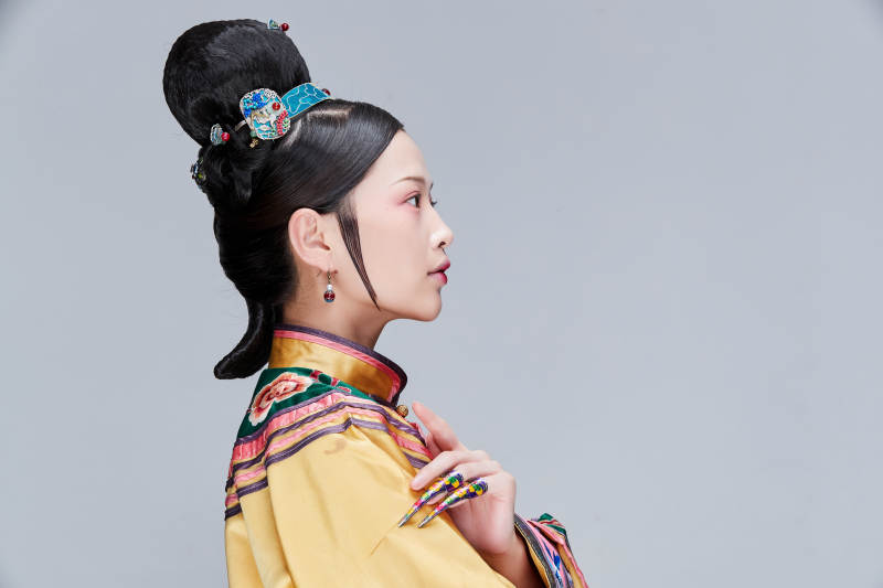 白色背景下的清代女性古装造型清朝古装图片