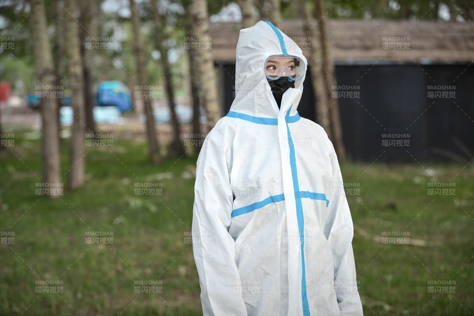 穿白色防护服佩戴护目镜口罩的女性防护人员图片