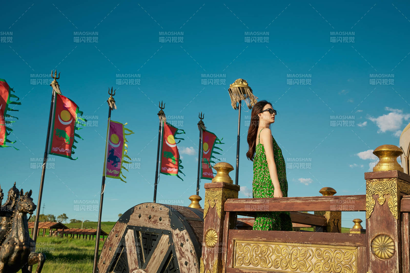 草原湿地公园游玩拍照的亚洲少女图片