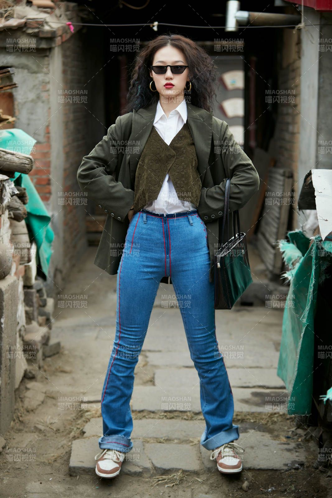 老旧城区里穿着复古港风的美丽清纯少女图片
