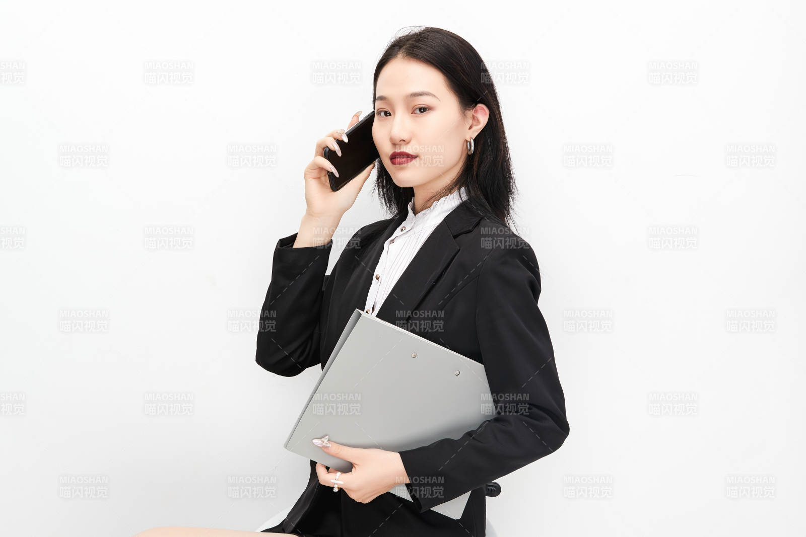 身穿西服拿着文件夹的美丽商务女士图片