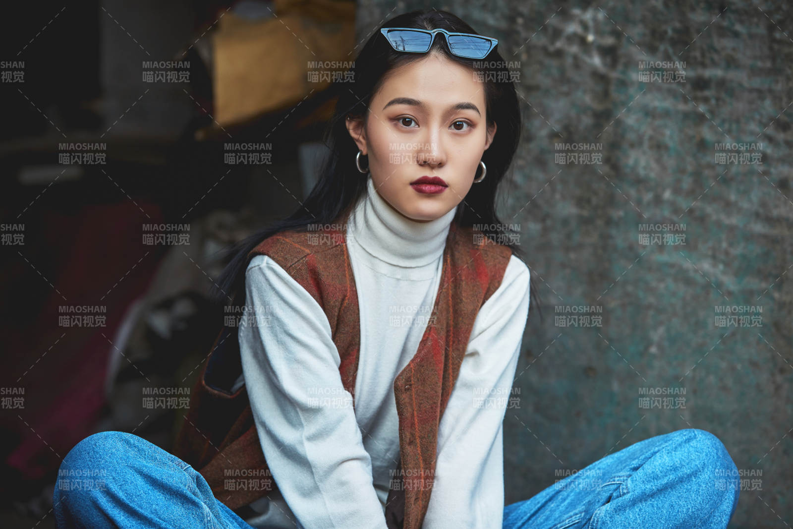 老旧城区里穿着复古港风的美丽清纯少女图片