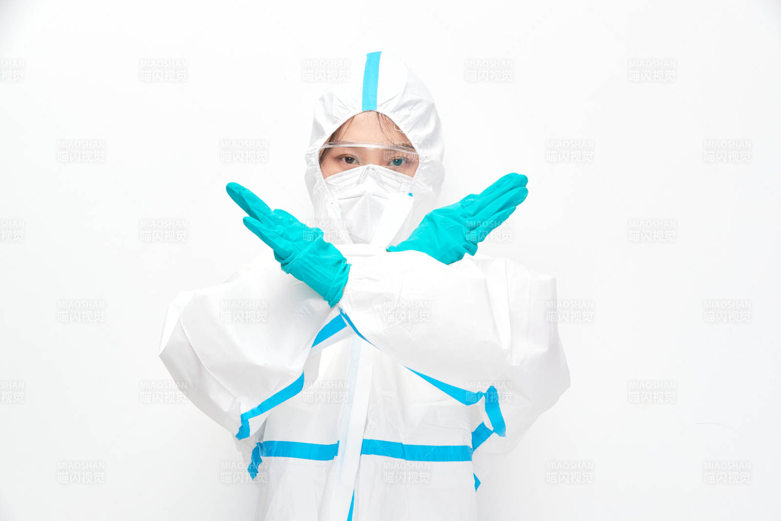 穿白色防护服佩戴护目镜口罩的女性医疗人员图片
