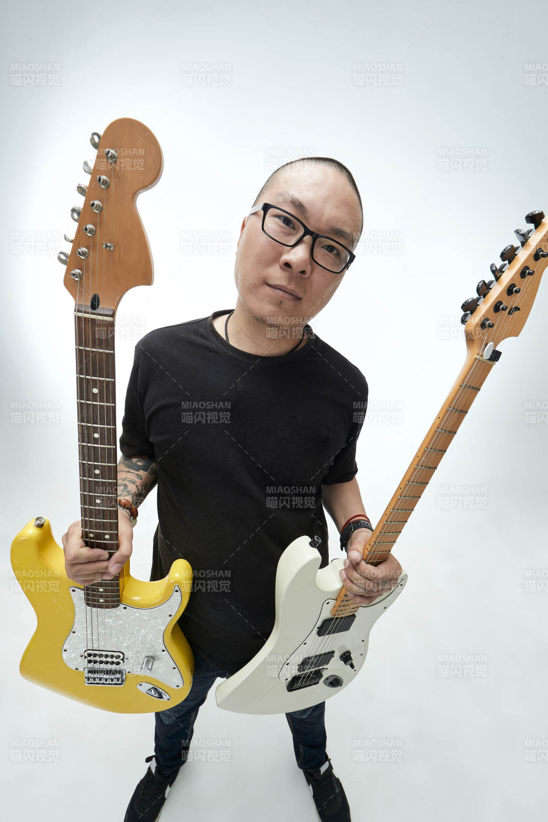 手持电吉他展示演奏的亚洲男性摇滚乐手人像图片