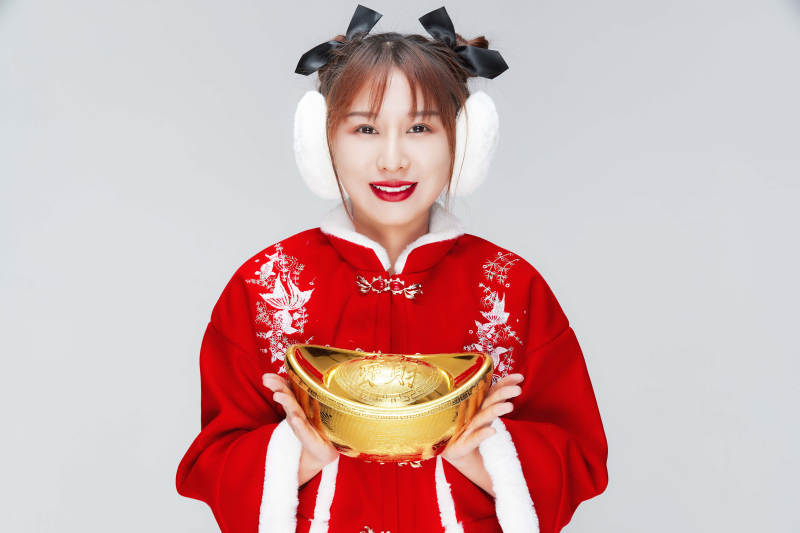 手捧金元宝身穿喜庆汉服的可爱少女图片