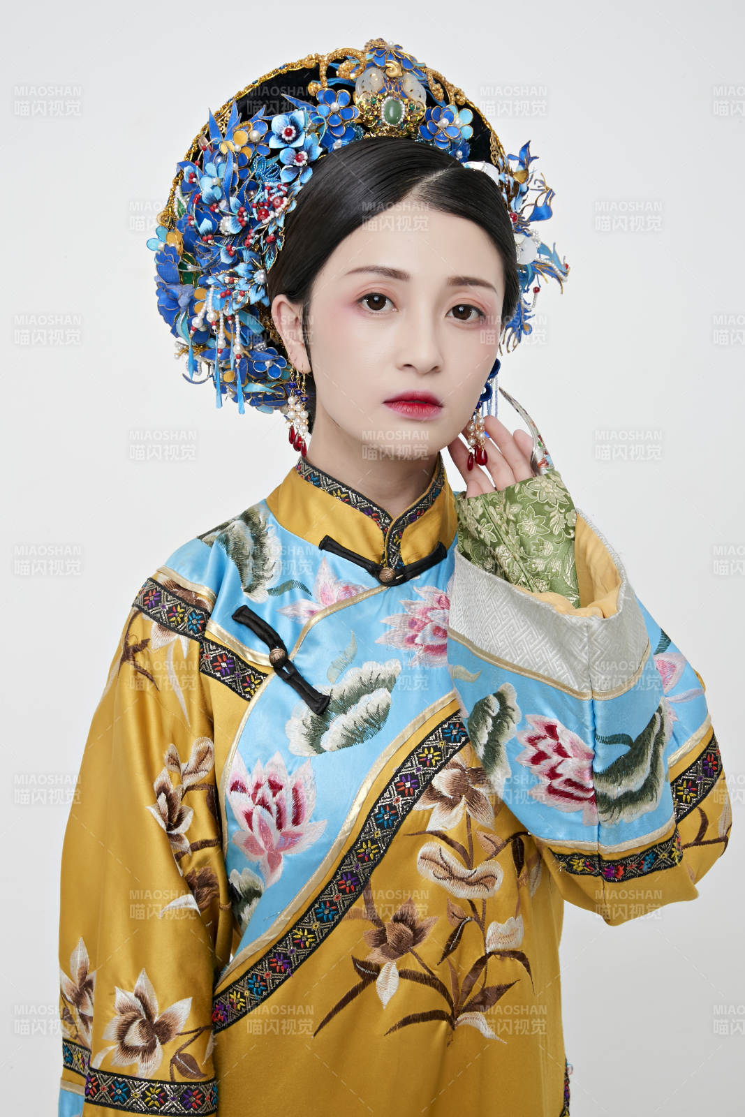 白色背景下的清代女性古装造型清朝古装图片