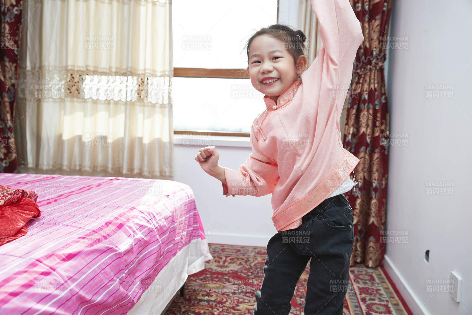 在家玩耍的亚洲小女孩图片