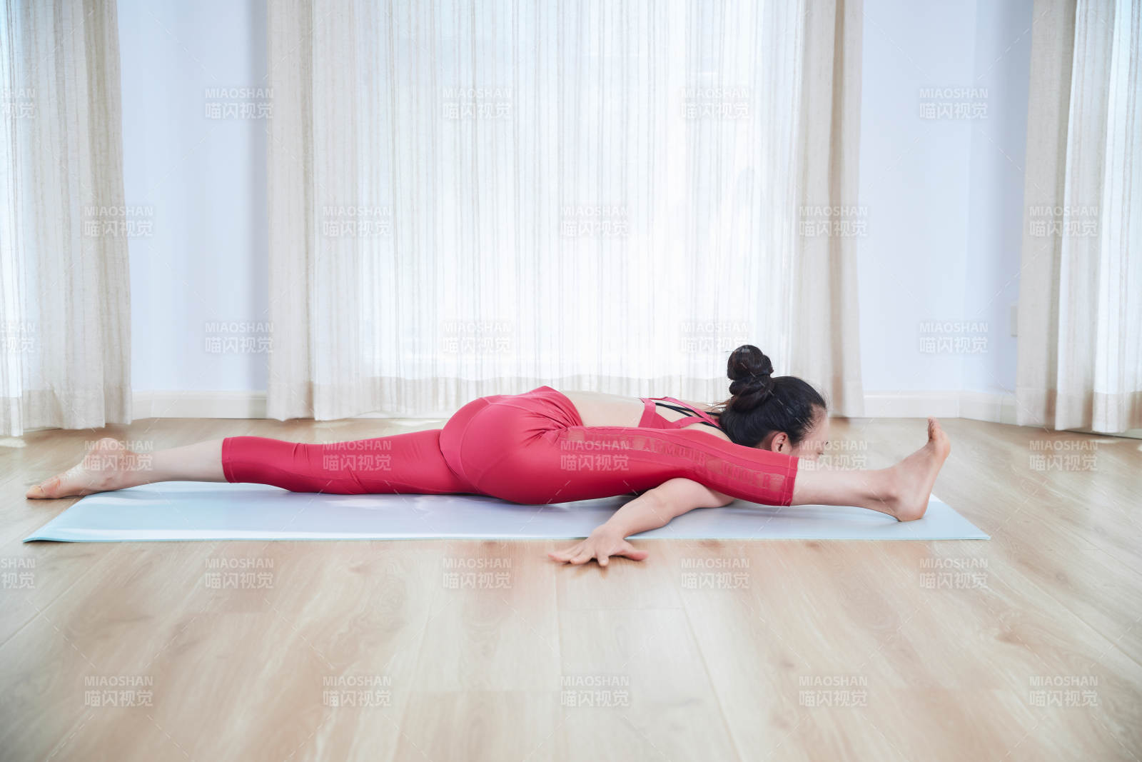 做瑜伽动作的亚洲年轻女性图片