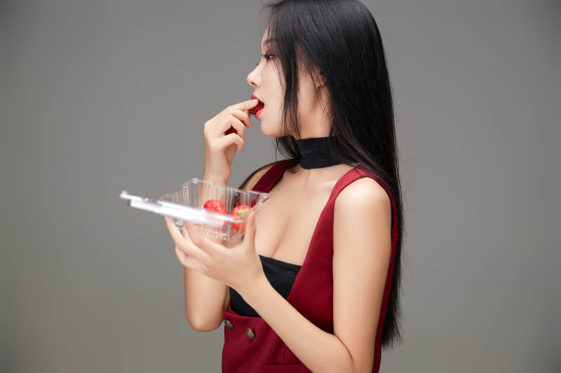 吃水果的亚洲东方长发少女图片