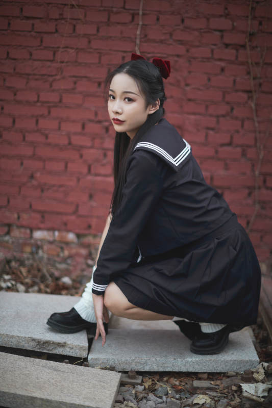 日系户外公园穿jk校服的少女图片