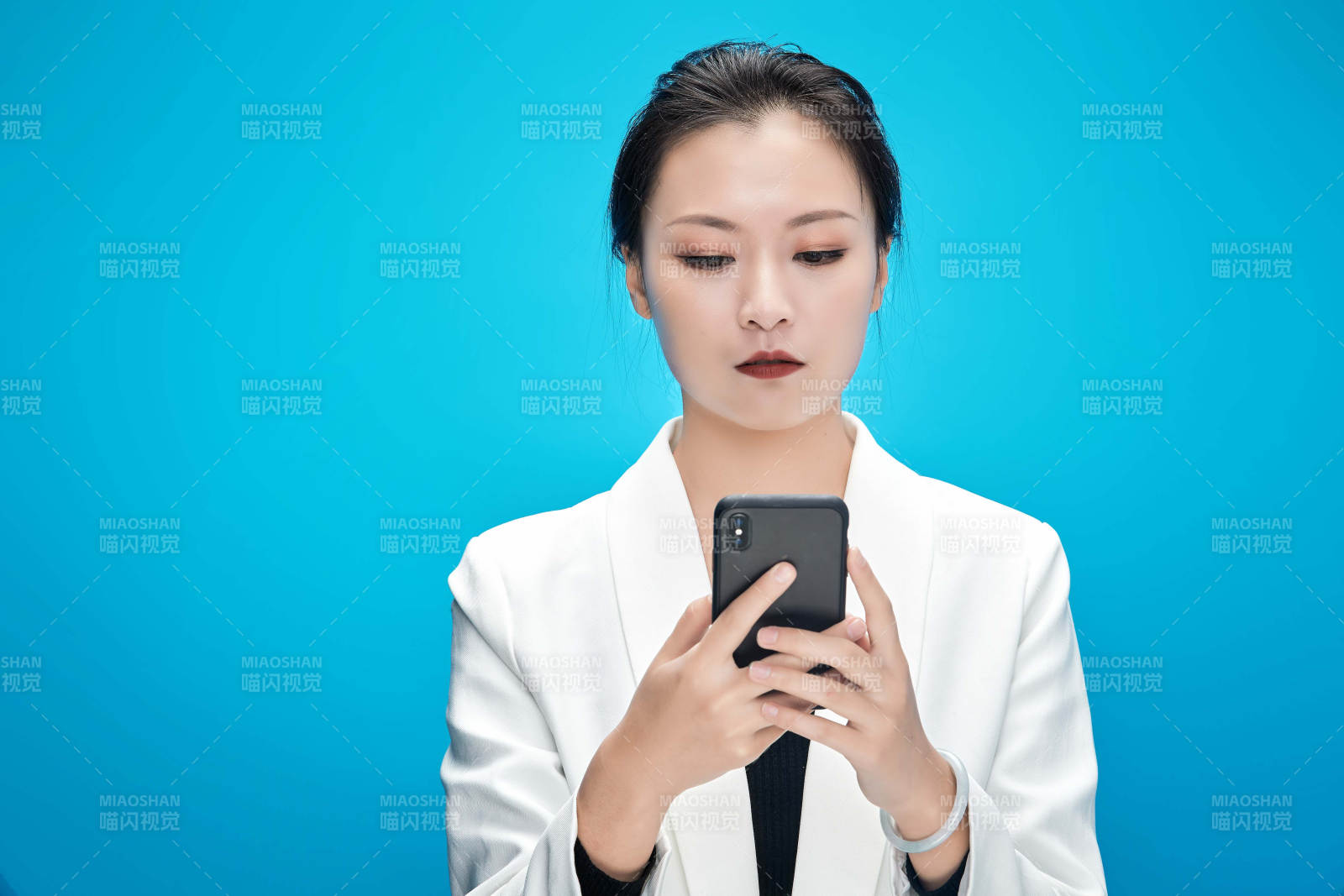 身穿西服拿着手机与文件夹的亚洲商务女士图片