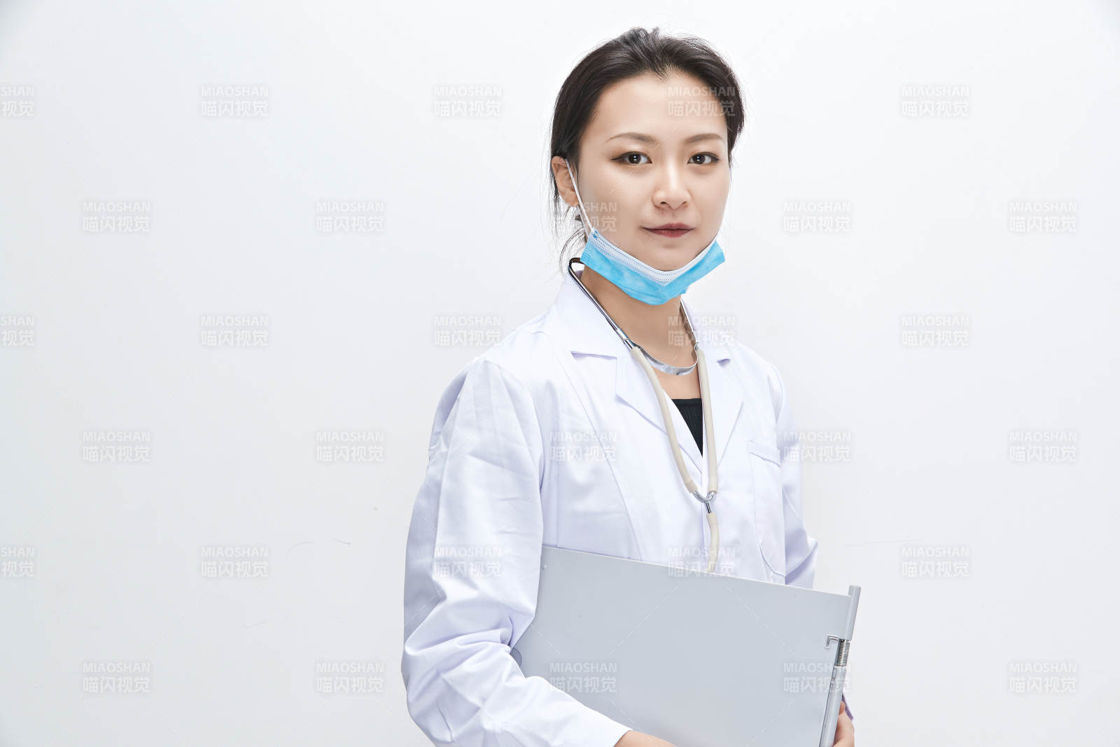 白色背景下手持病历夹的巡查医生人像图片