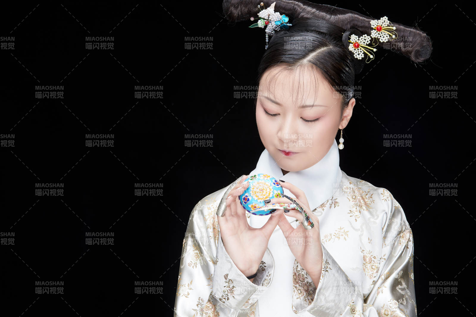 黑色背景下的清代女性古装造型清朝古装图片