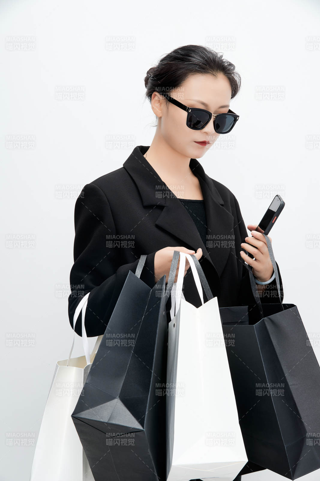 白色背景下手提购物袋时尚美丽的亚洲少女图片