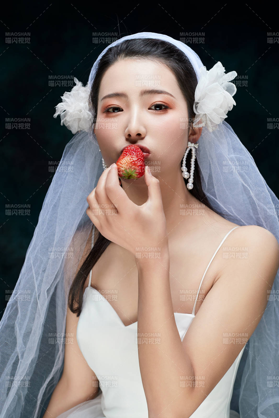 黑色背景下的女性复古婚纱妆面图片