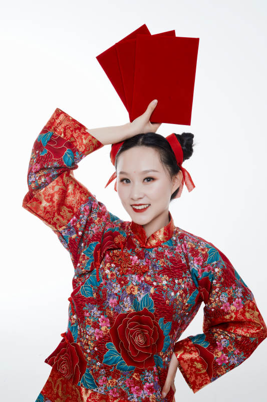 身穿中国传统服饰的青年女性图片