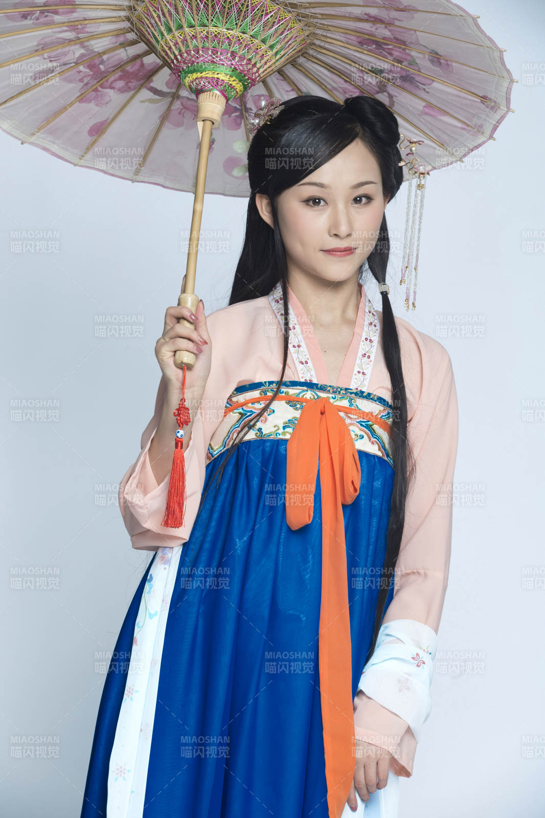 身穿古装的汉服女性人像汉服影棚拍摄图片