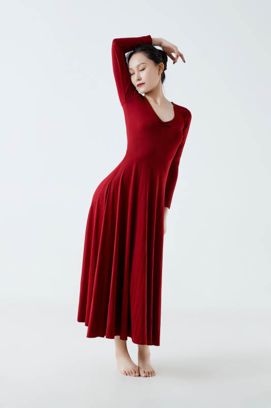 穿着红色长裙翩翩起舞的少女图片