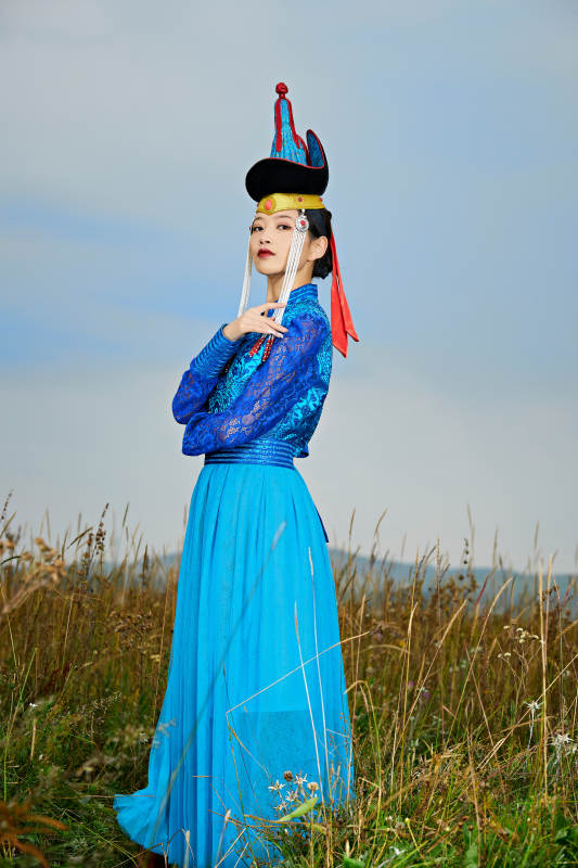 草原上身穿豪华蒙古族服饰的蒙族少女图片