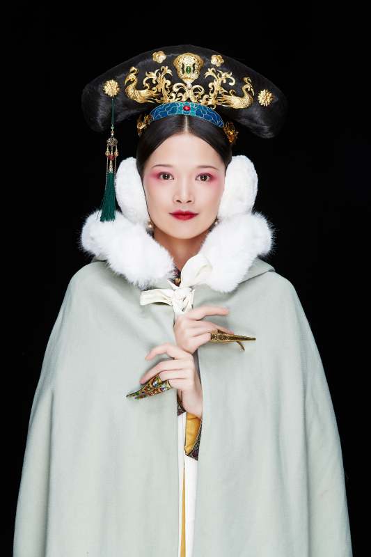 黑色背景下的清代女性古装造型清朝古装图片