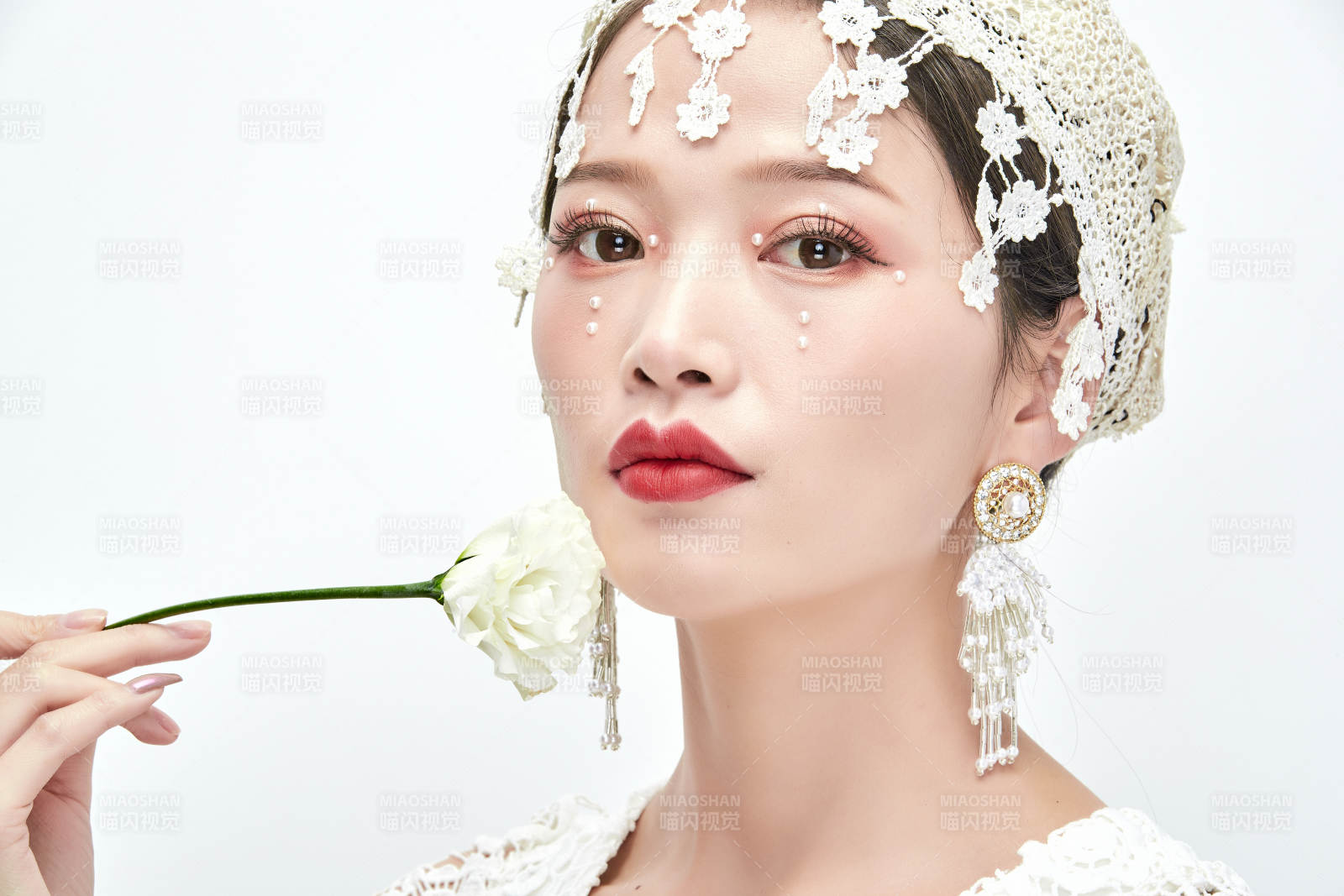 棚拍白色背景下的新娘美妆图片