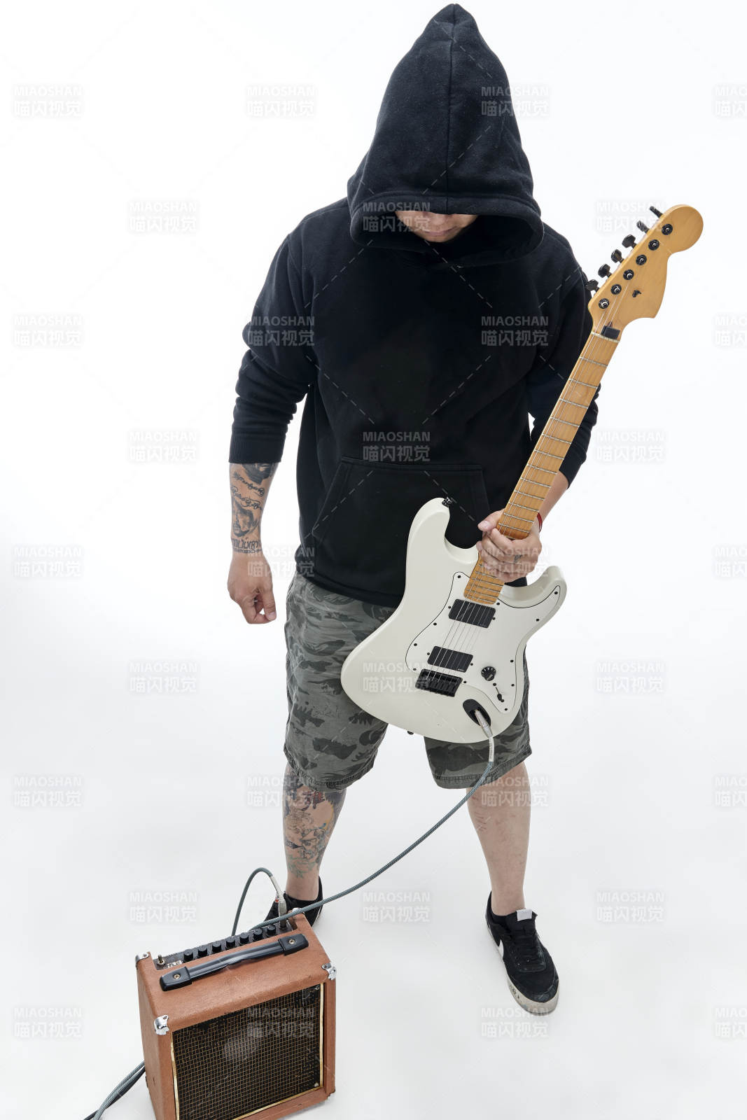 手持电吉他展示演奏的亚洲男性摇滚乐手人像图片