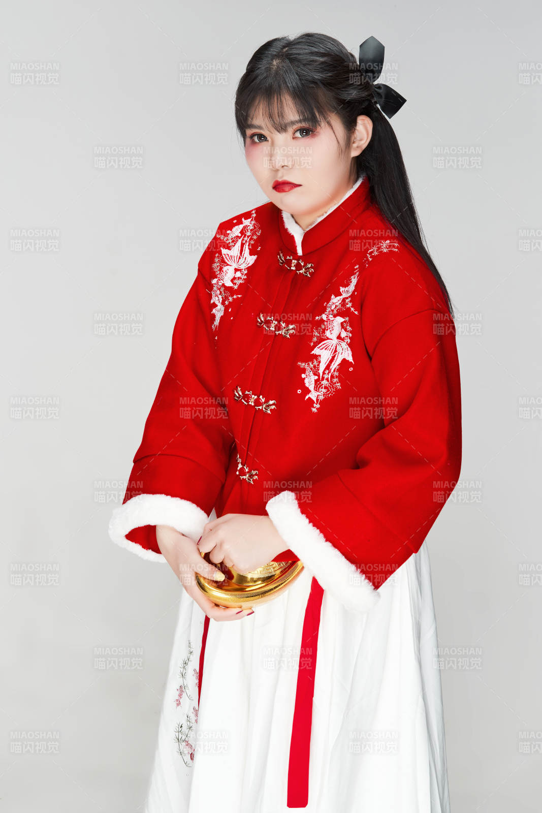 手捧金元宝身穿喜庆汉服的可爱少女图片