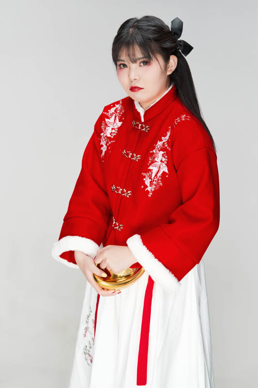 手捧金元宝身穿喜庆汉服的可爱少女图片