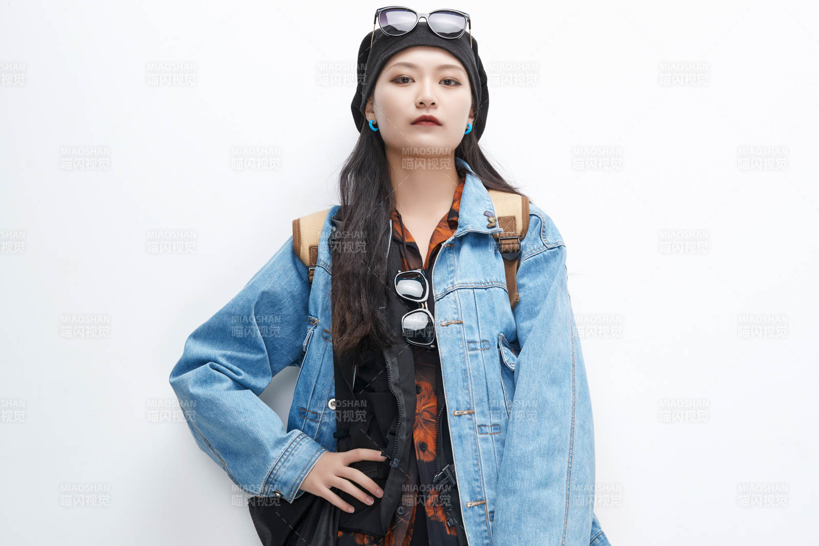 出门旅行手上拿着单反相机的美丽亚洲女孩图片