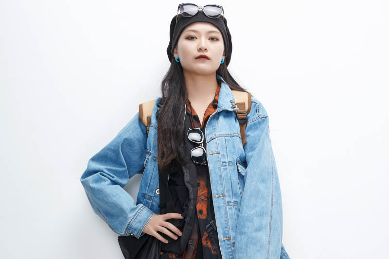 出门旅行手上拿着单反相机的美丽亚洲女孩图片