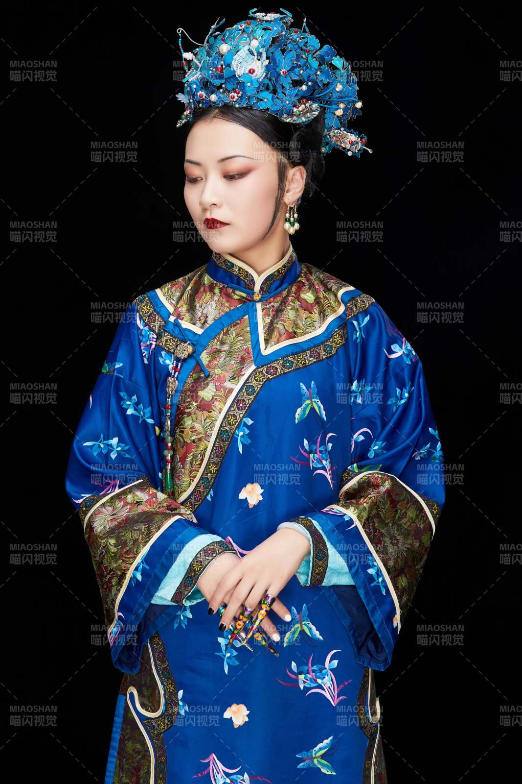 黑色背景下的清代女性古装造型清朝古装图片