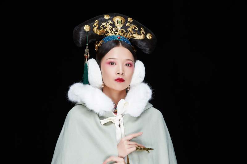 黑色背景下的清代女性古装造型清朝古装图片
