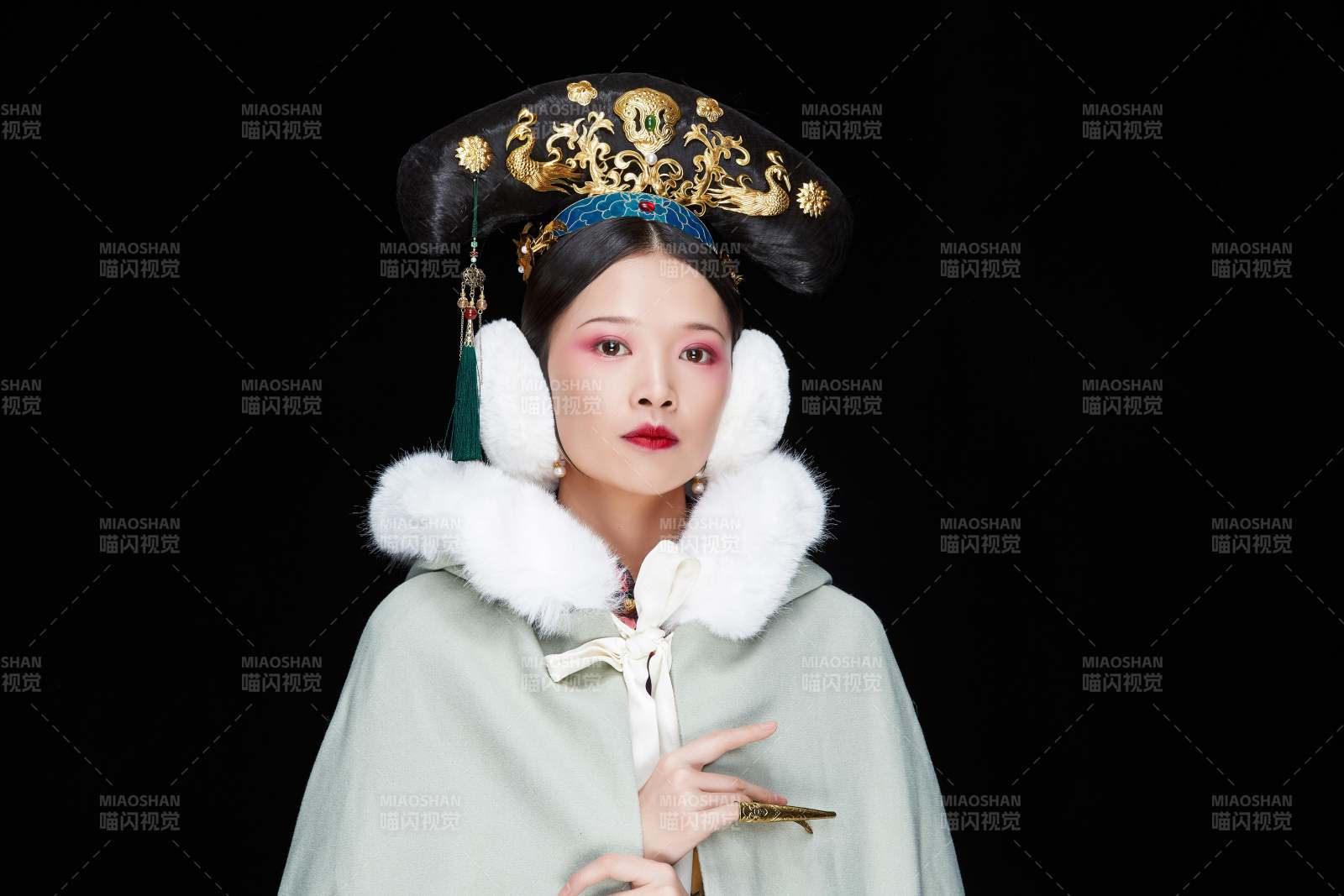 黑色背景下的清代女性古装造型清朝古装图片