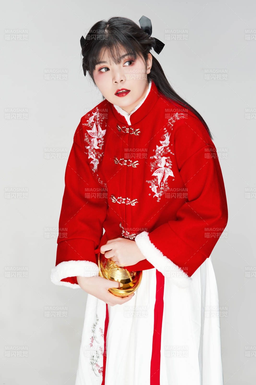 手捧金元宝身穿喜庆汉服的可爱少女图片