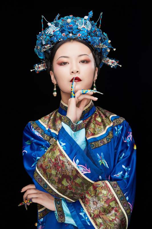 黑色背景下的清代女性古装造型清朝古装图片