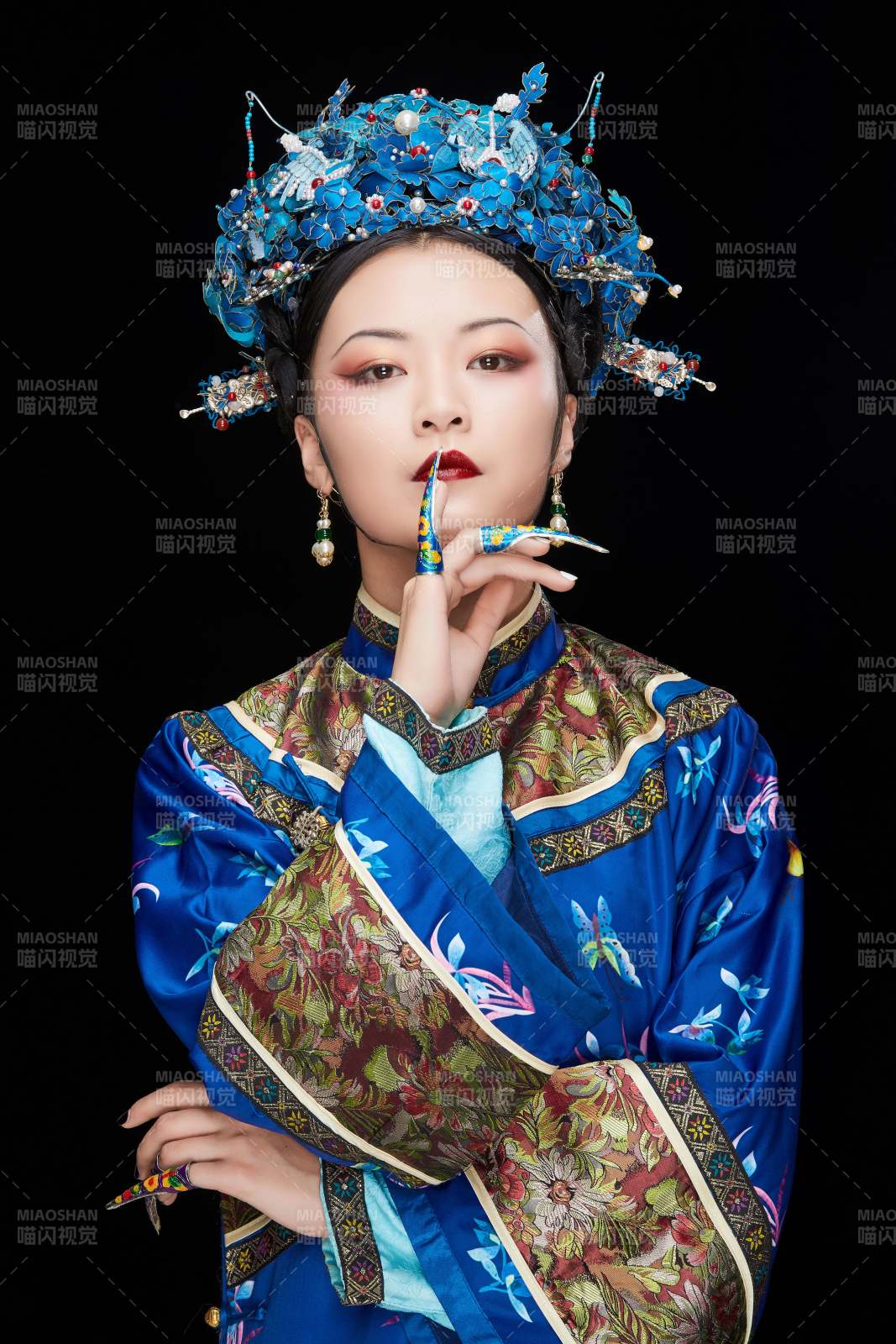 黑色背景下的清代女性古装造型清朝古装图片