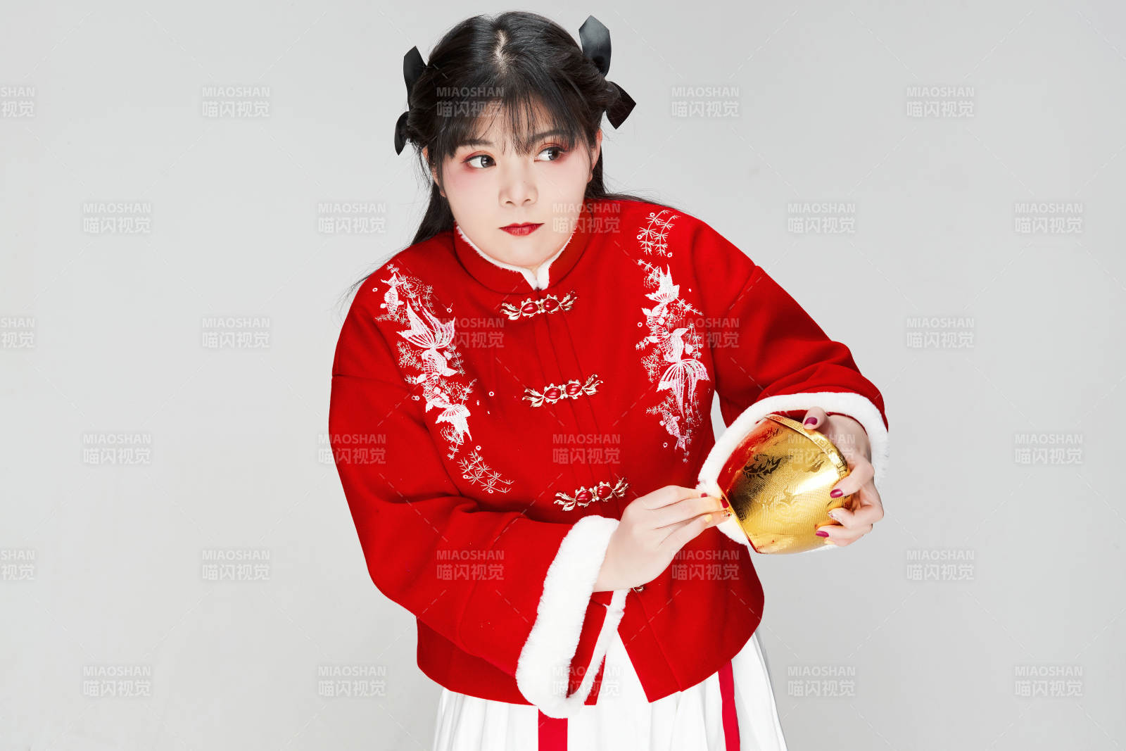 手捧金元宝身穿喜庆汉服的可爱少女图片