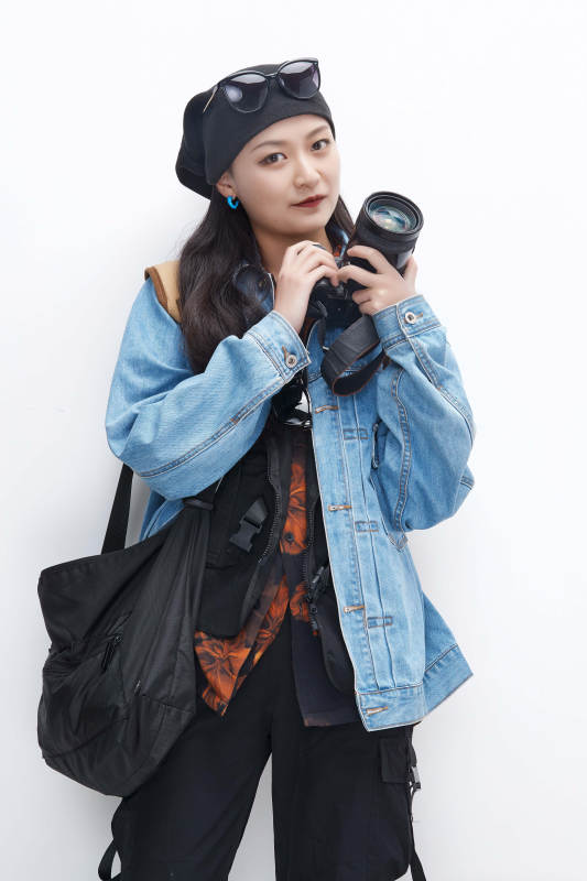 出门旅行手上拿着单反相机的美丽亚洲女孩图片