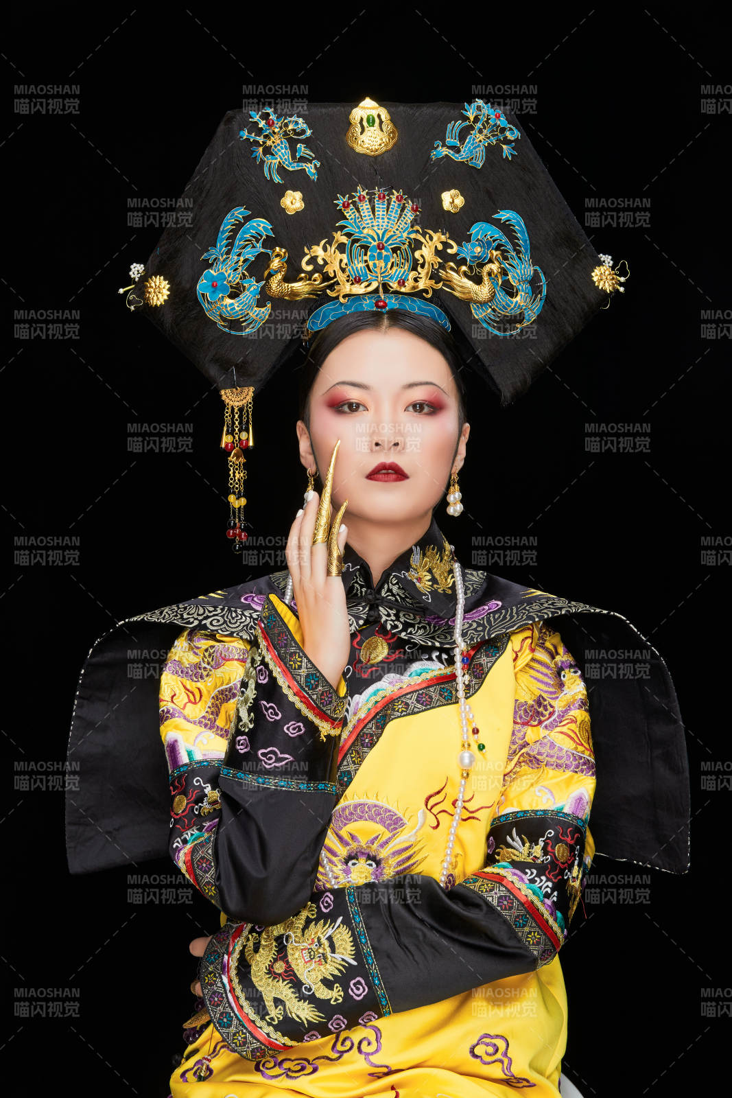 黑色背景下的清代皇后古装造型清朝古装图片