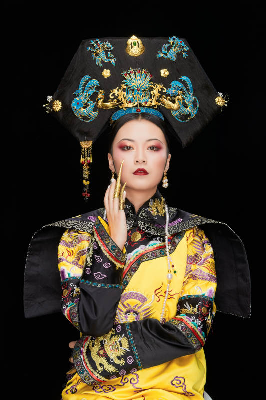 黑色背景下的清代皇后古装造型清朝古装图片