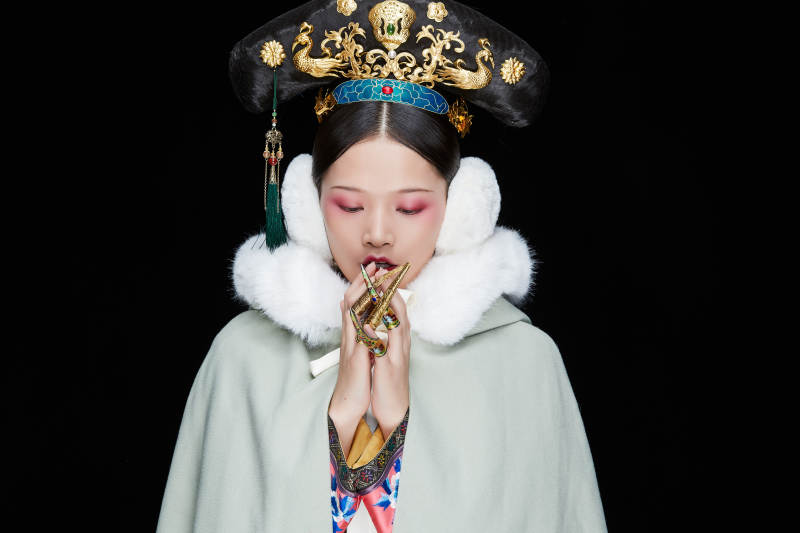 黑色背景下的清代女性古装造型清朝古装图片