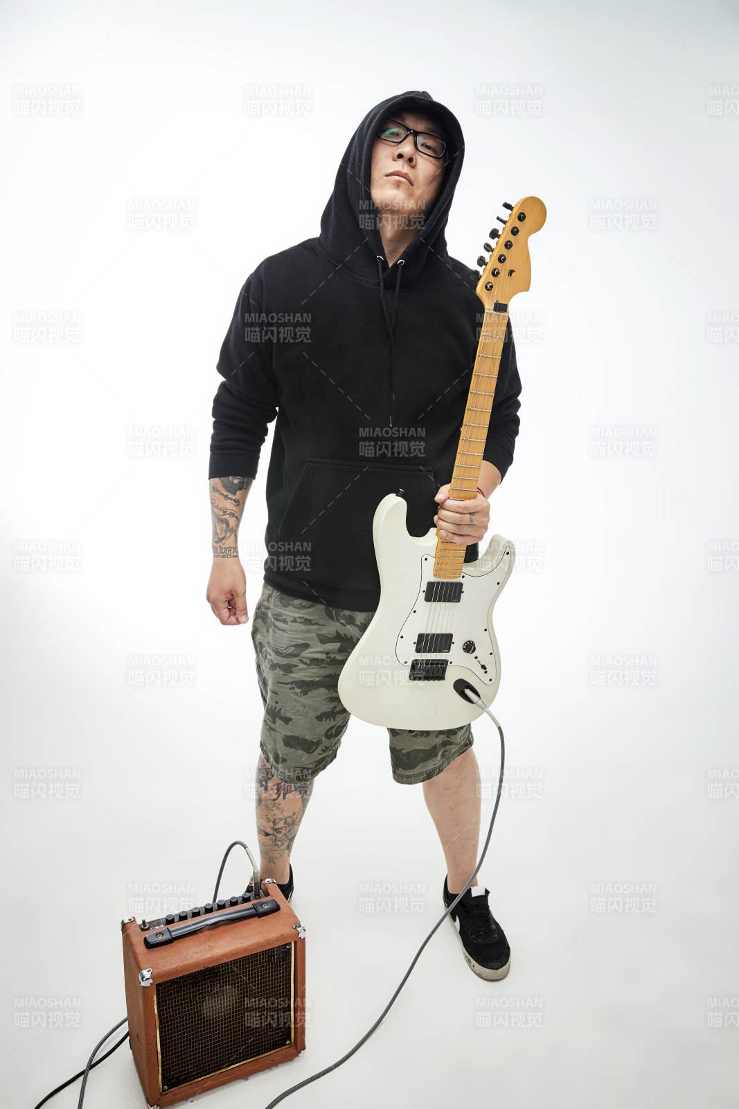 手持电吉他展示演奏的亚洲男性摇滚乐手人像图片