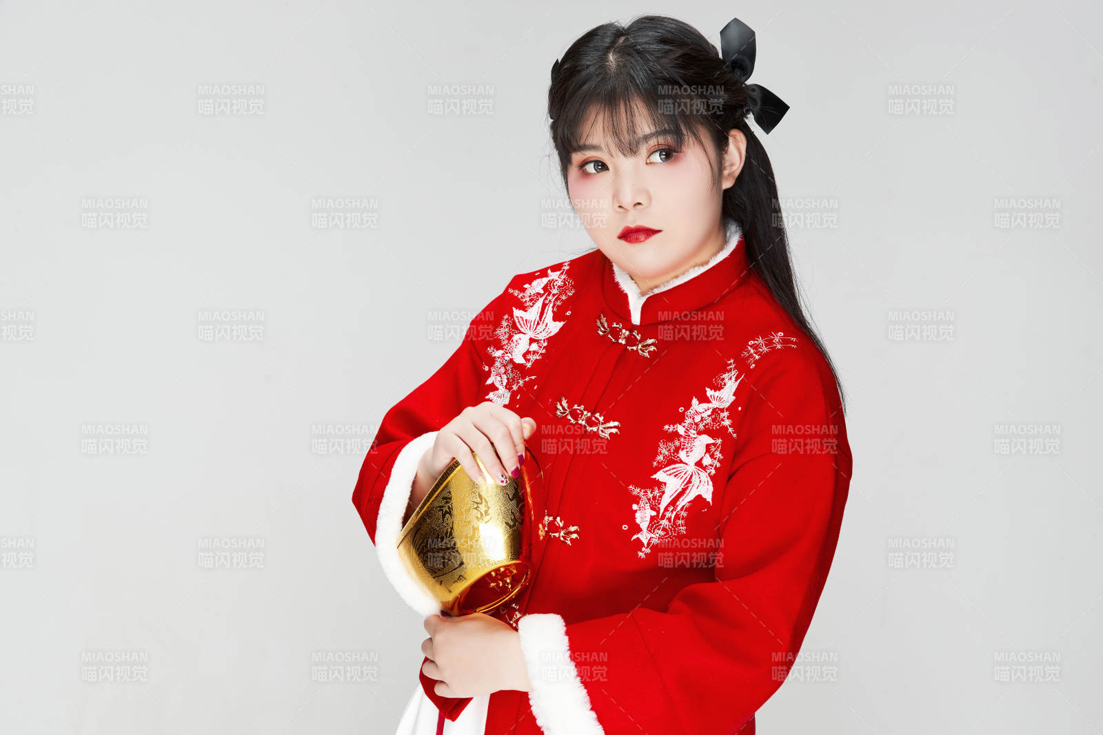 手捧金元宝身穿喜庆汉服的可爱少女图片