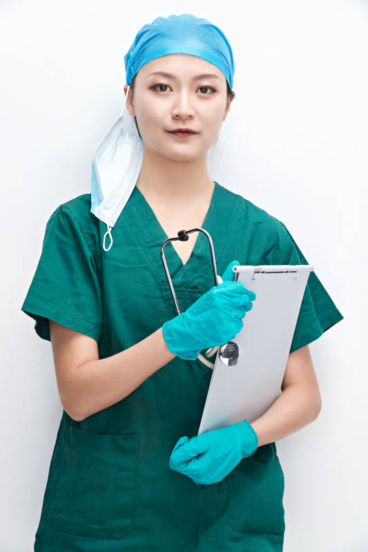 白色背景下的外科手术医疗人员形象图片