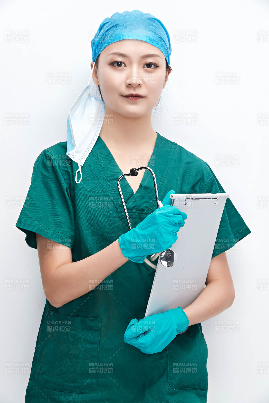 白色背景下的外科手术医疗人员形象图片